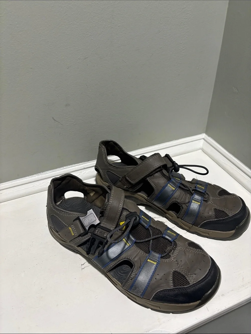 Ozark Trail Men’s Outdoor Closed-Toe Sandals in Brown and Black-size 11
